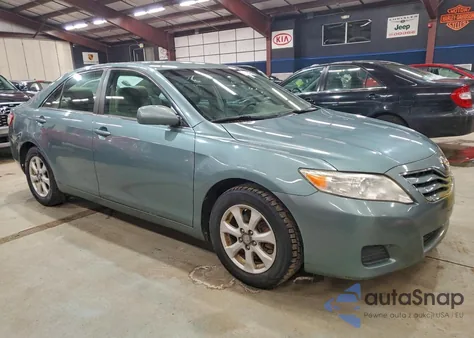 2011 Toyota Camry Base z USA, uszkodzony, nr VIN 4T1BF3EK2BU747903